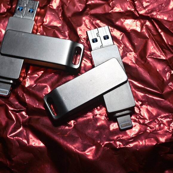 2x iDissk USB 3.0 128GB Flash Drive with Lightning Port - Picture 4 of 5